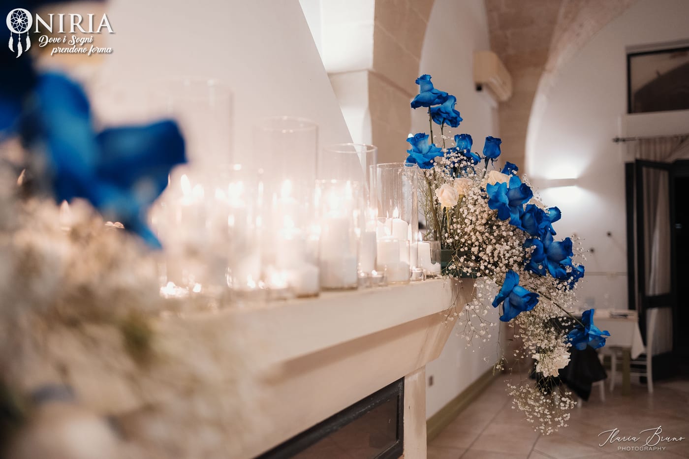 Mensola di candele e fiori per un momento scenografico firmato Oniria