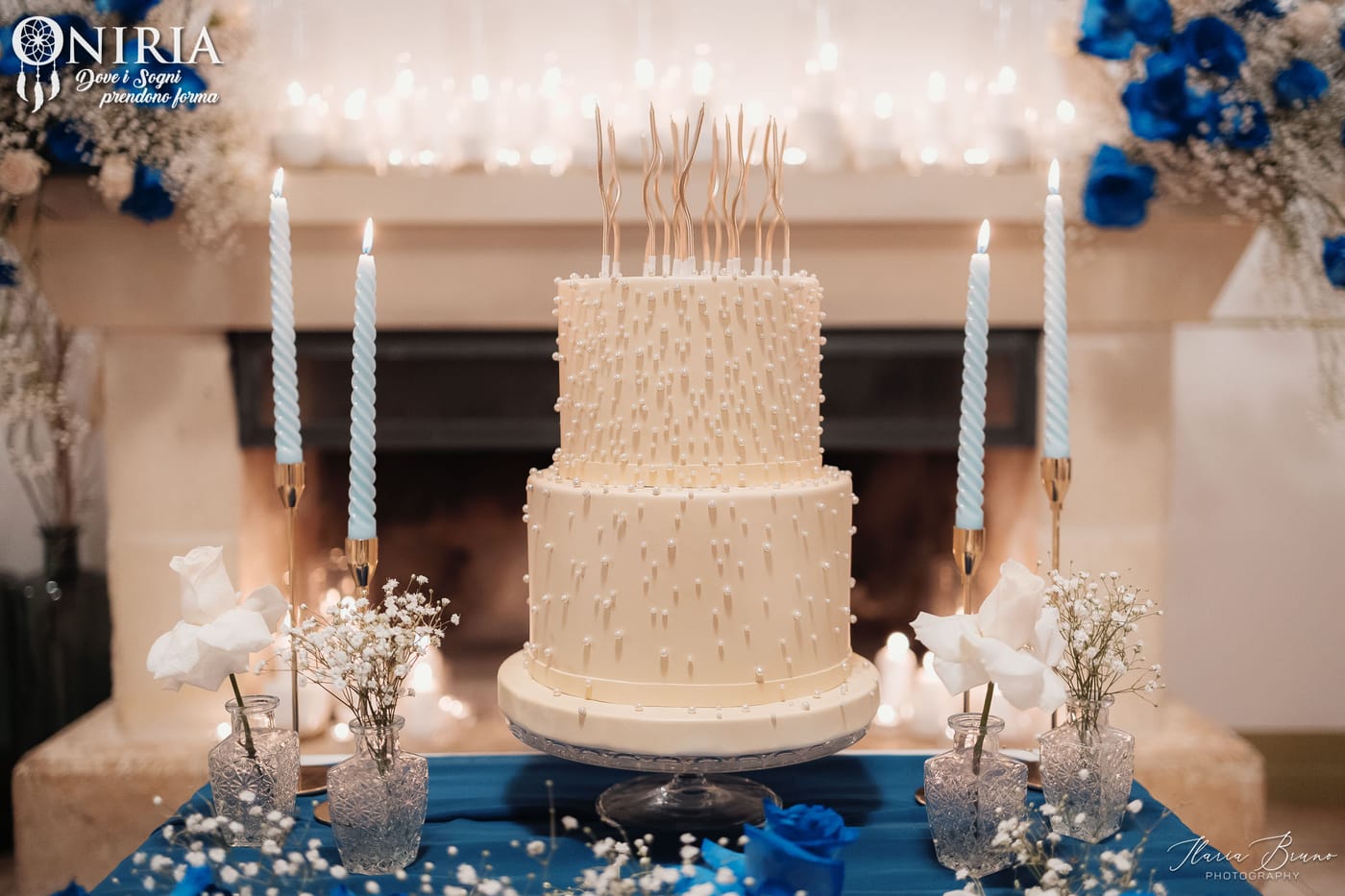 Torta a più piani con candele per un evento privato firmato Oniria