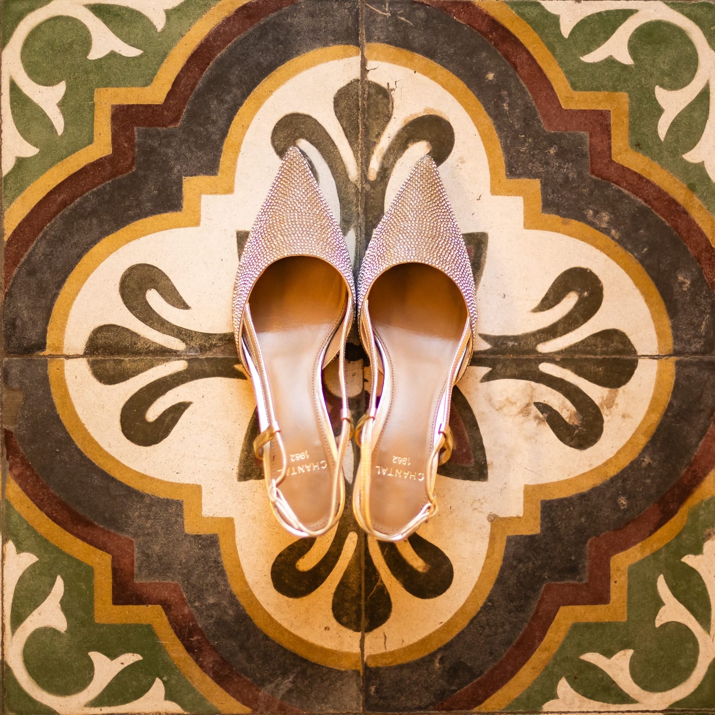 Dettaglio di scarpe su pavimento in cementine salentine, evento firmato Oniria