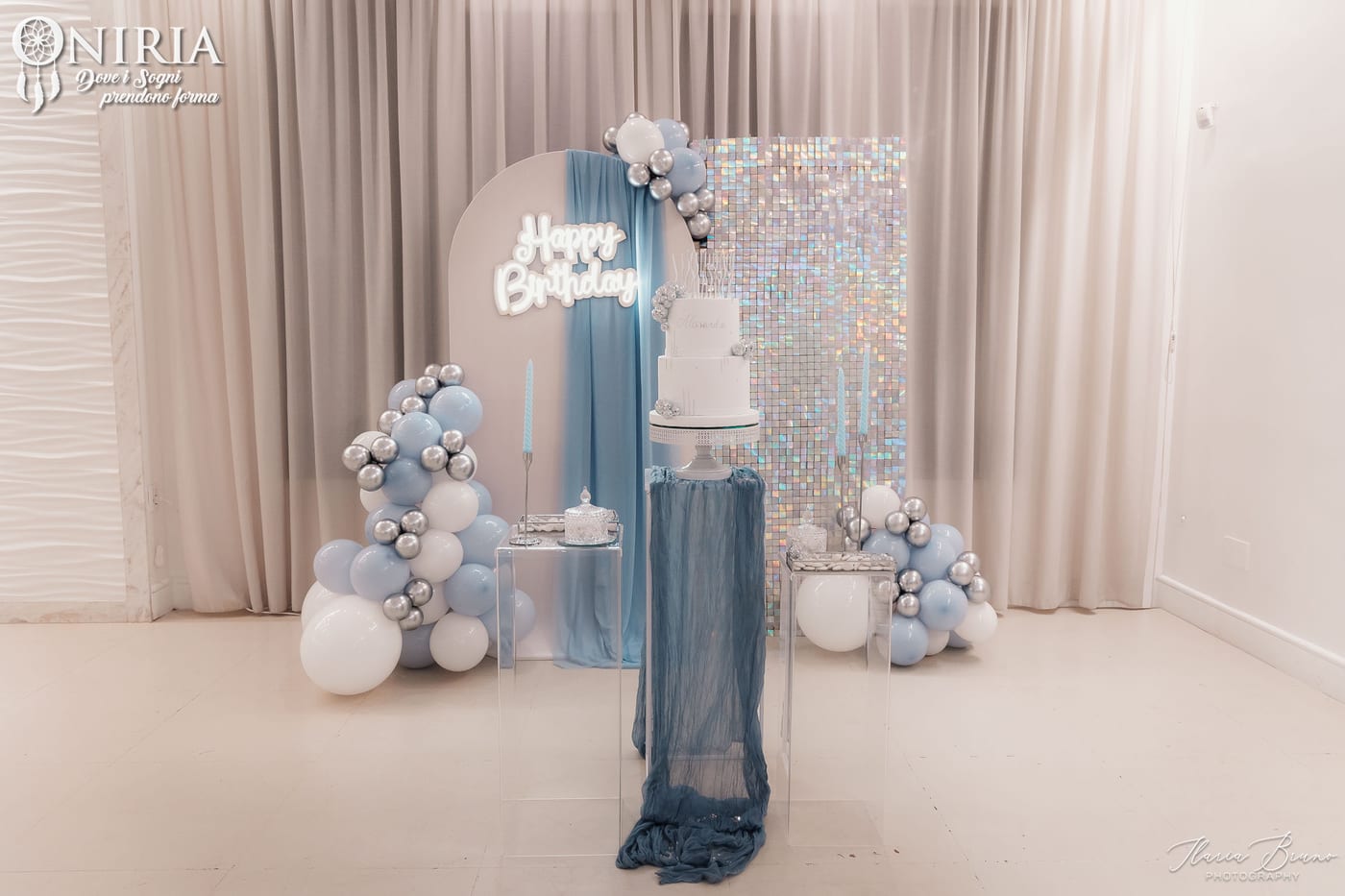 Allestimento scenografico con insegna luminosa e palloncini per un evento firmato Oniria