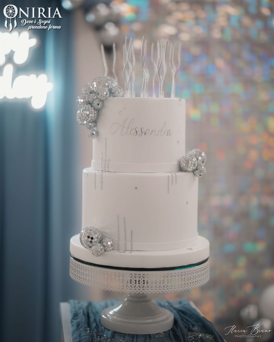 Torta decorata con dettagli argento per un evento firmato Oniria