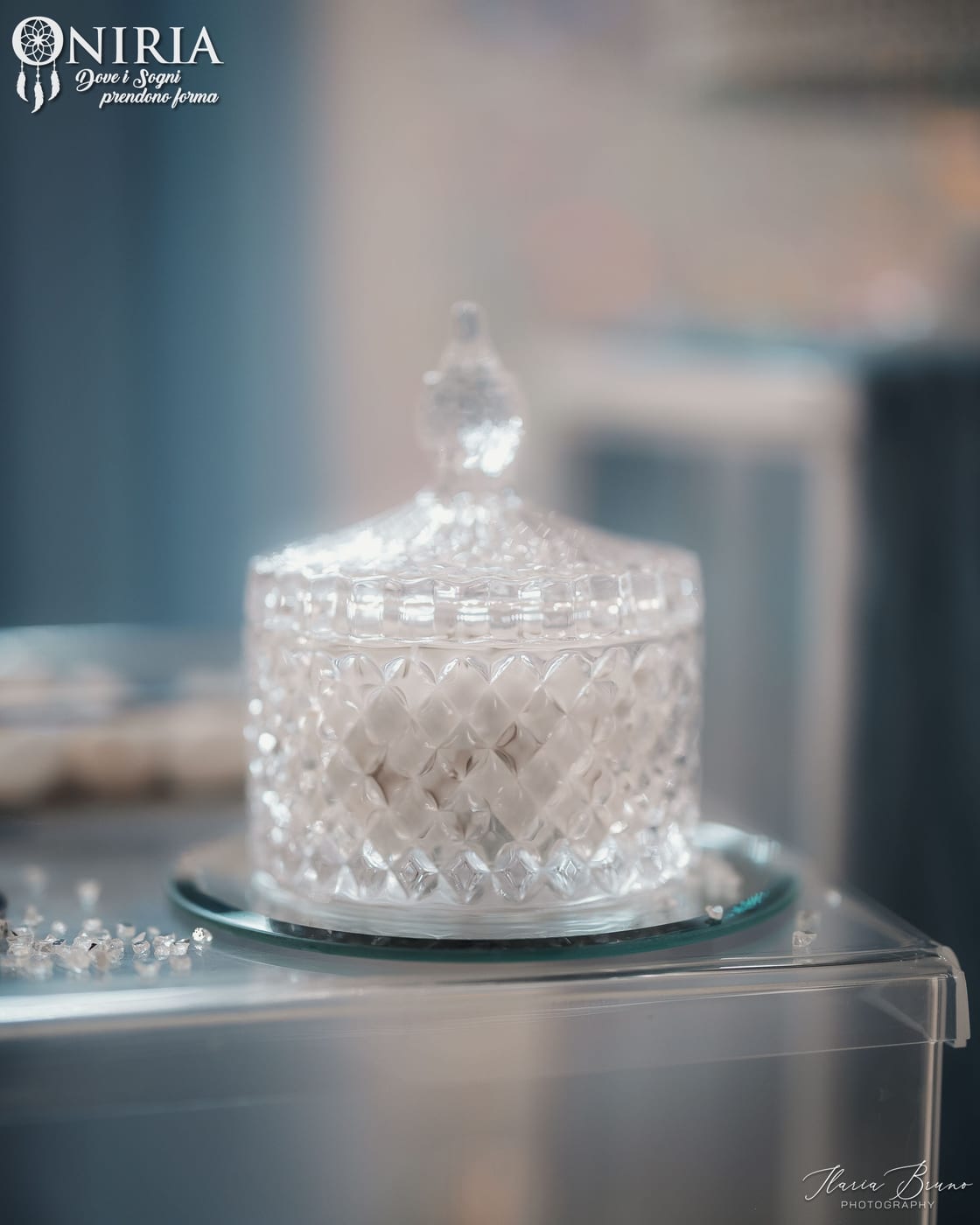 Dettaglio di sweet table con bomboniera in cristallo per un evento firmato Oniria
