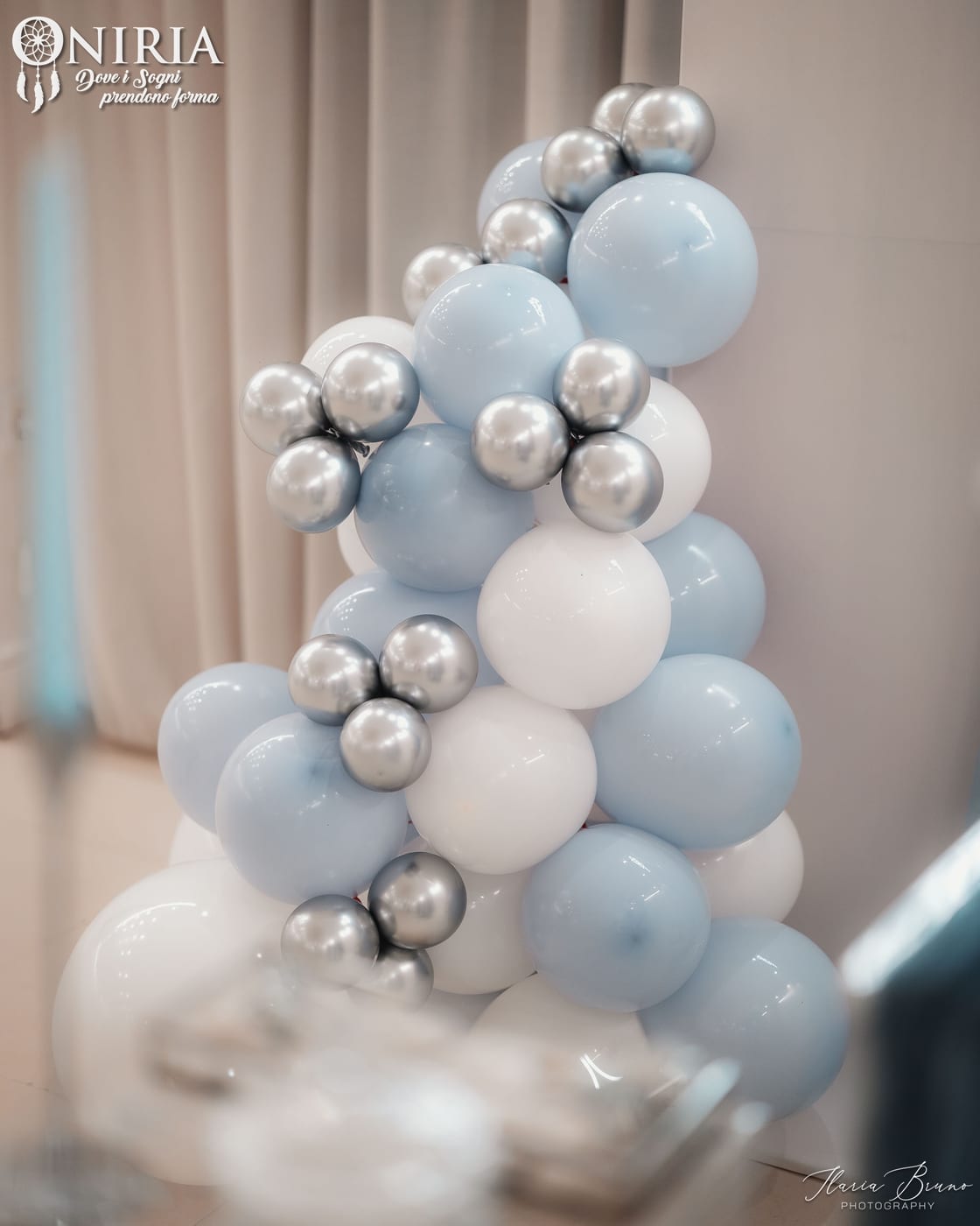 Composizione di palloncini nei toni dell'azzurro e argento, evento firmato Oniria