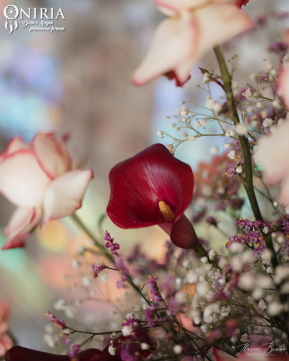 Composizione floreale con calla e fiori rosa per un evento firmato Oniria