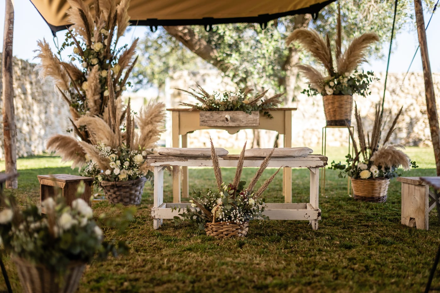 Allestimento della cerimonia con pampas e composizioni floreali per un evento firmato Oniria nel Salento