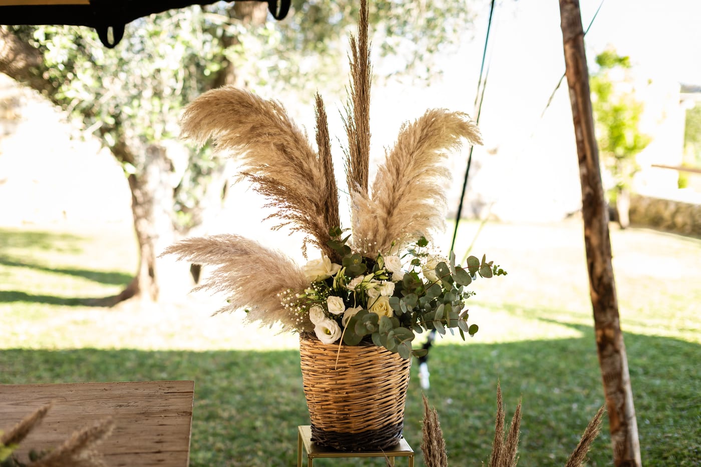 Composizione di pampas in cesto di vimini per un evento firmato Oniria