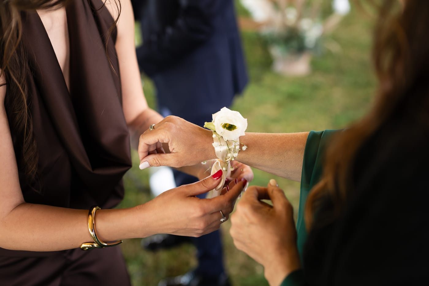 Dettaglio floreale all'occhiello per un evento firmato Oniria