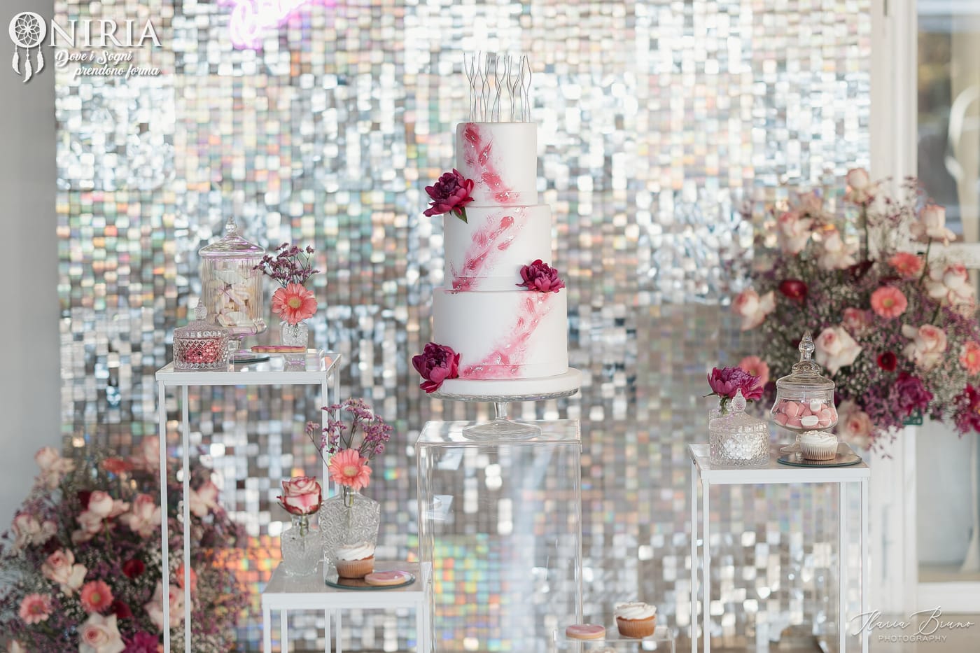 Torta scenografica su parete a paillettes per un evento firmato Oniria